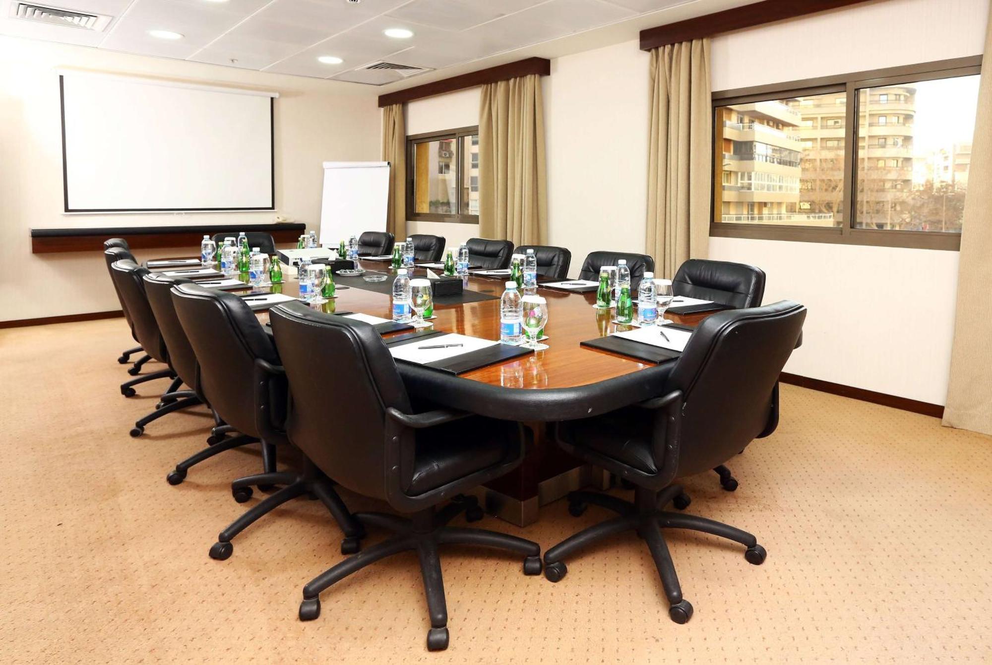 Hotel Ramada Plaza By Wyndham Beirut Raouche Exterior foto