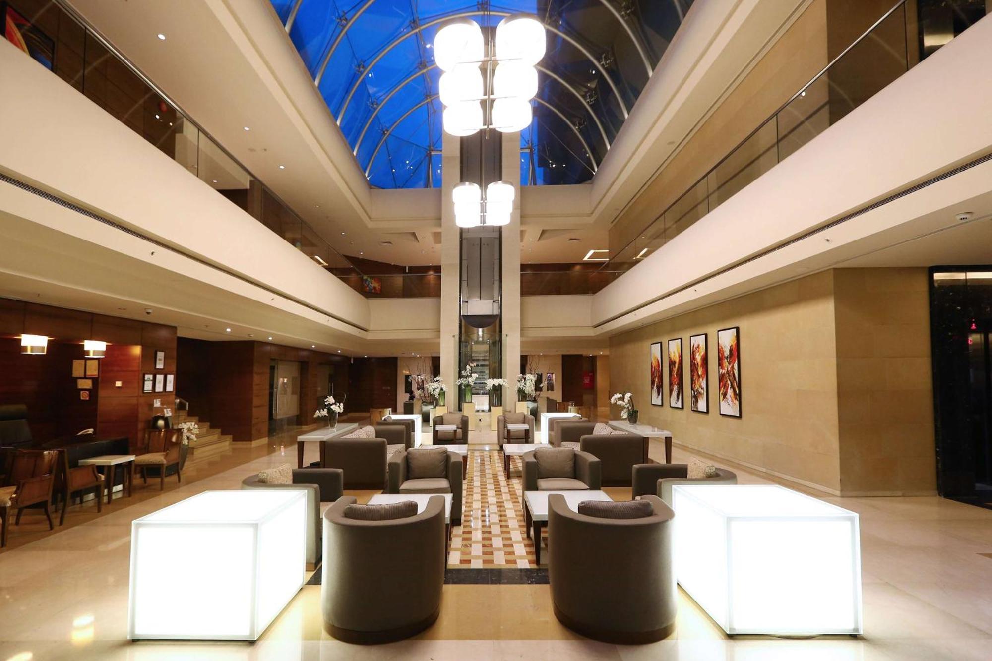 Hotel Ramada Plaza By Wyndham Beirut Raouche Exterior foto