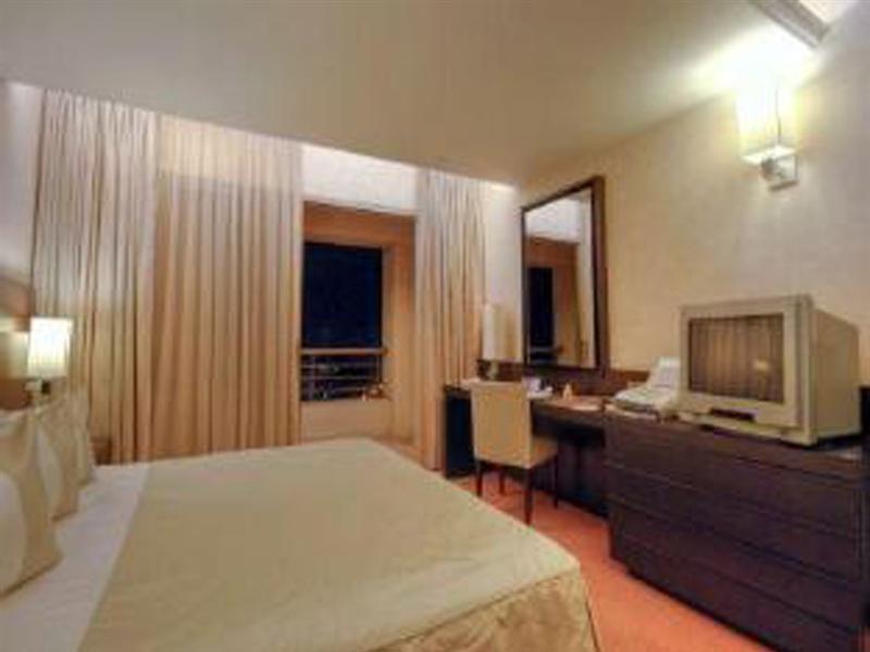 Hotel Ramada Plaza By Wyndham Beirut Raouche Exterior foto