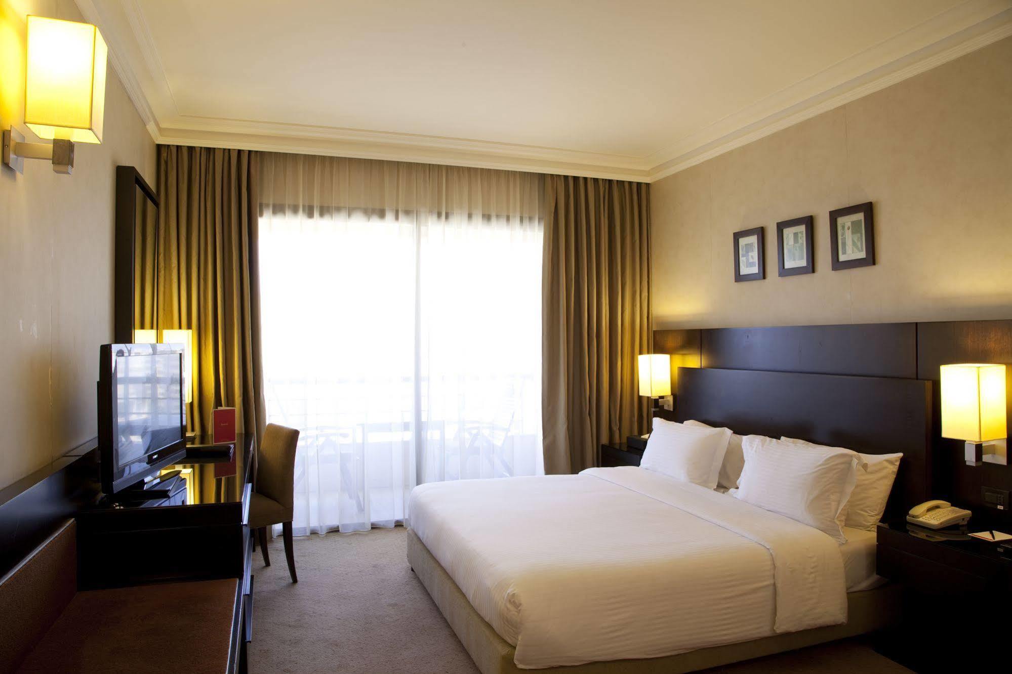 Hotel Ramada Plaza By Wyndham Beirut Raouche Exterior foto