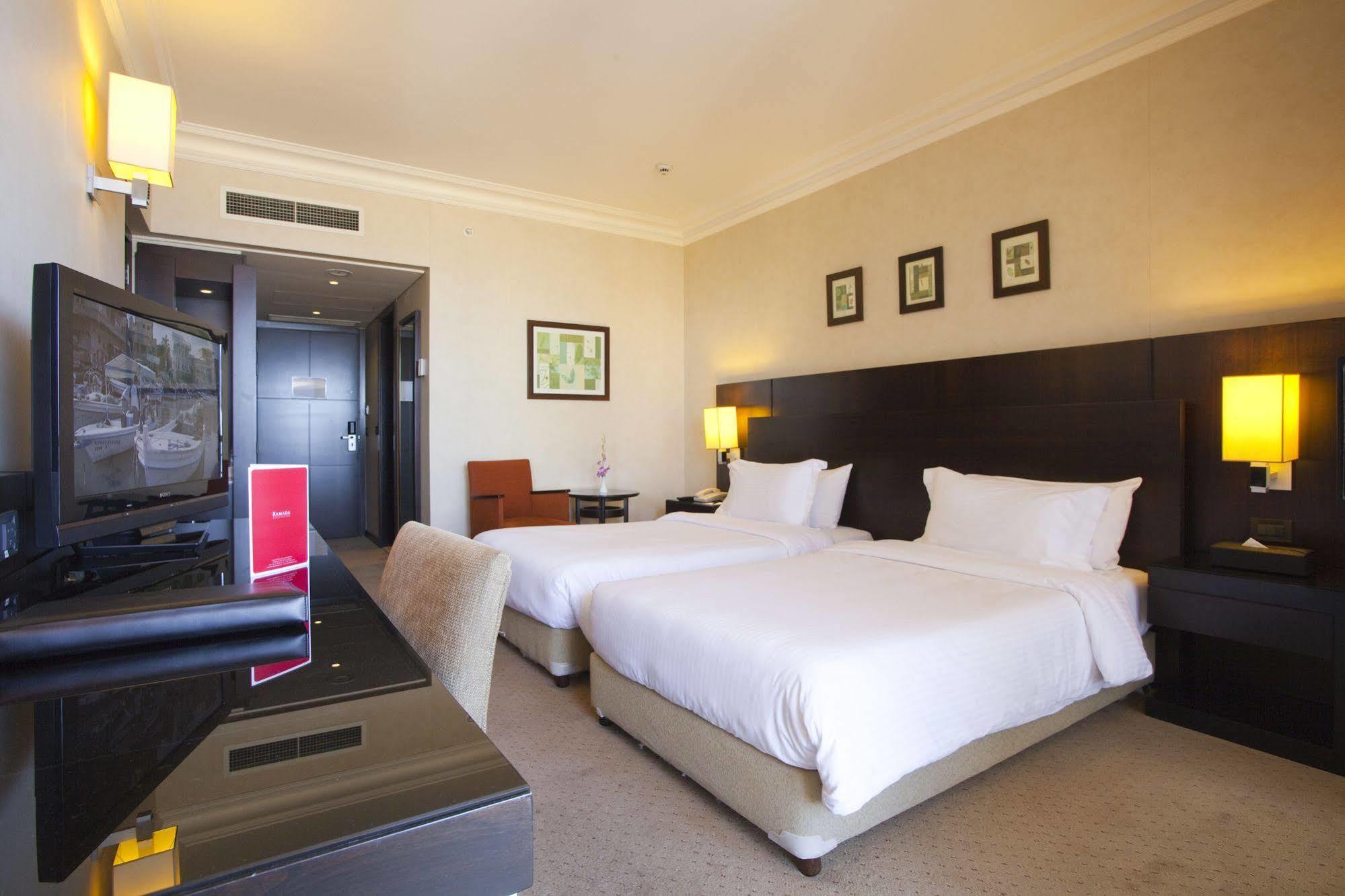 Hotel Ramada Plaza By Wyndham Beirut Raouche Exterior foto