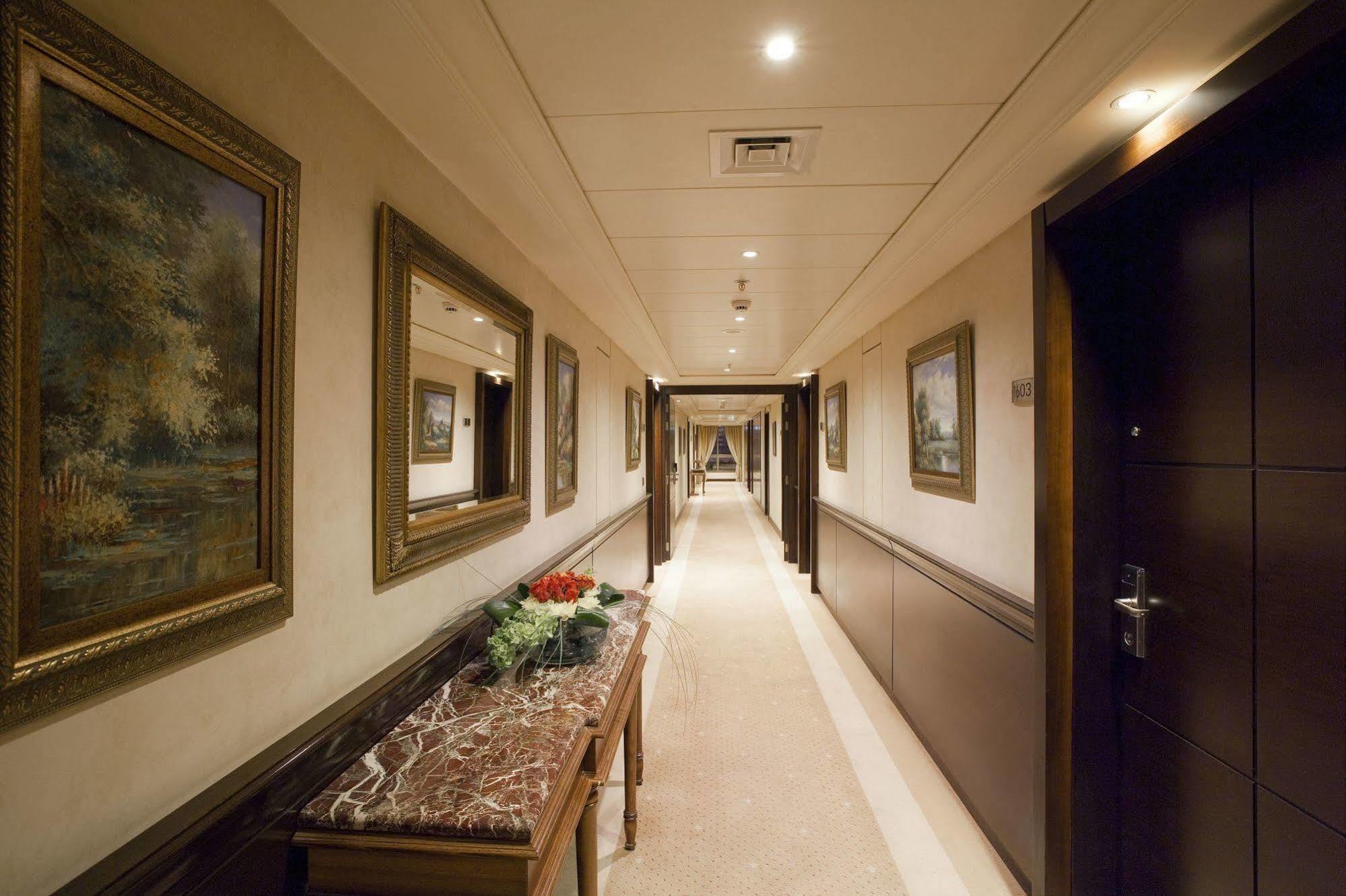 Hotel Ramada Plaza By Wyndham Beirut Raouche Exterior foto