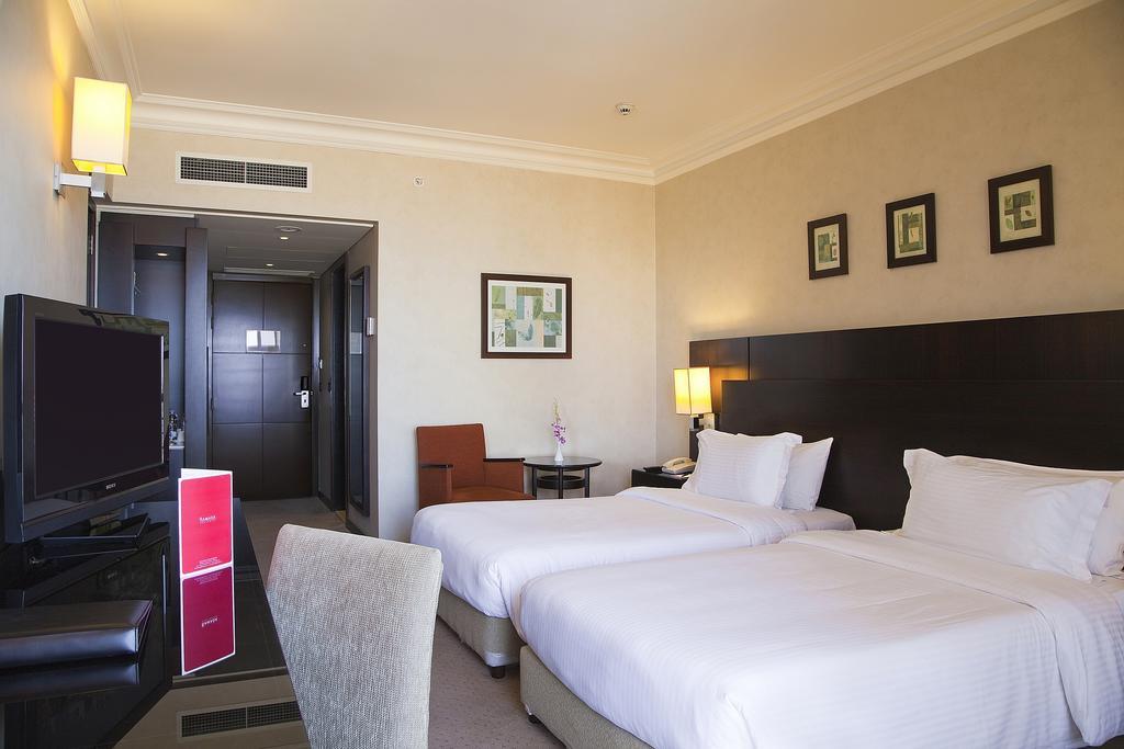 Hotel Ramada Plaza By Wyndham Beirut Raouche Exterior foto